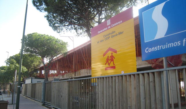 Estructura de la nueva 'Escola Gav&agrave; Mar' levant&aacute;ndose (10 de noviembre de 2007)